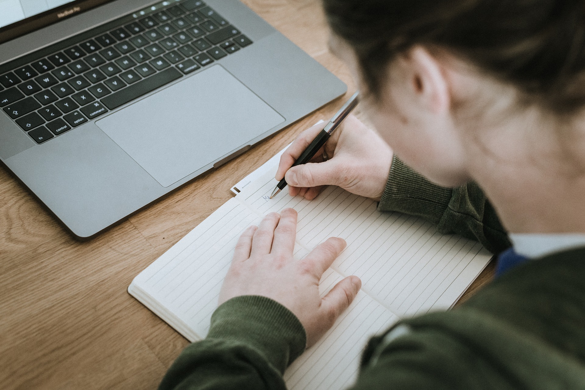 IImagen de una mujer escribiendo a mano