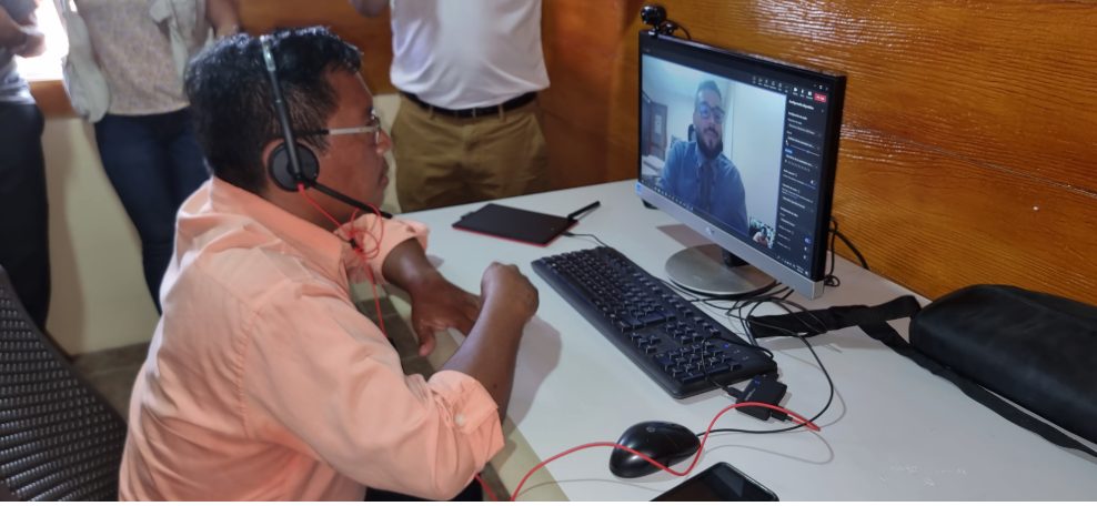 Persona usuaria atendida por videollamada en una estación virtual de la Defensa Pública