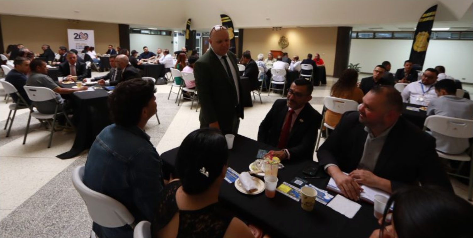 Personas de la comunidad y personal del OIJ conversando en Tardes de Café Policial